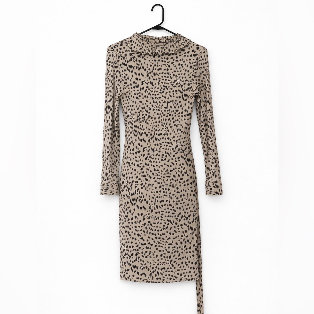 ⭐ 3 for $40 - Pink Tartan Leopard Print Midi Dress with Ruffle Collar, Size M - Picture 2 of 3